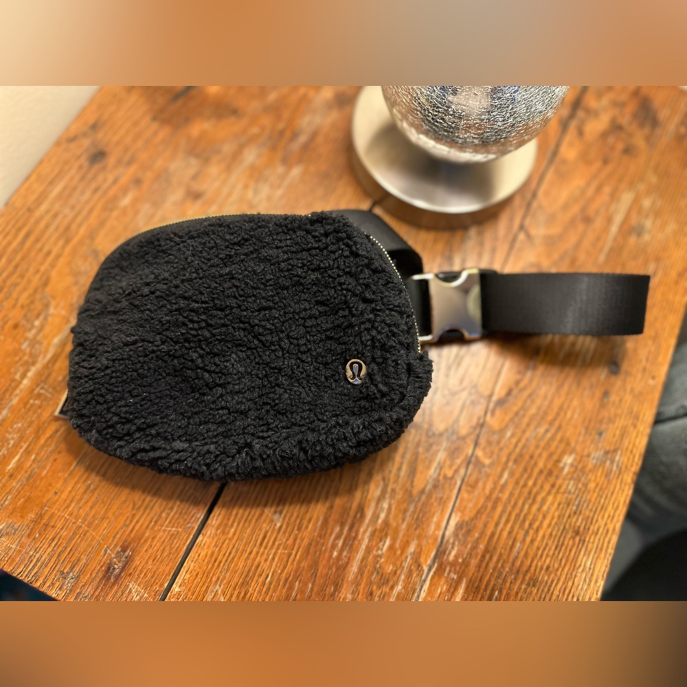 Lululemon black Sherpa belt bag
